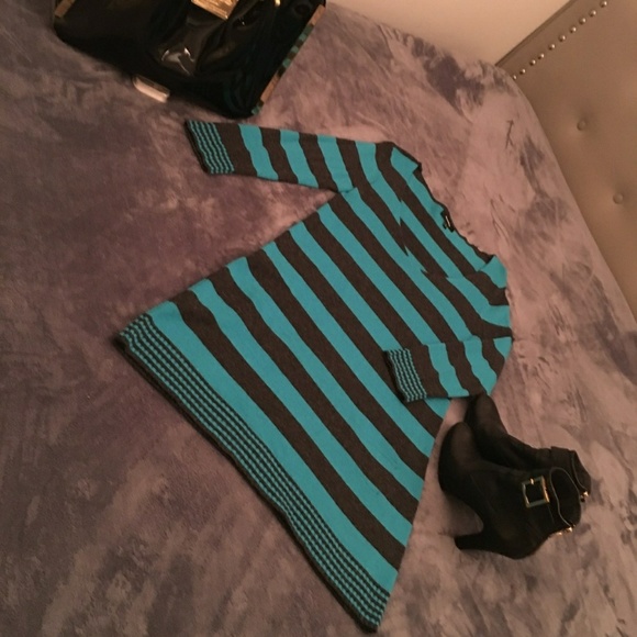 Super cute Express V Neck Tunic Sweater - Picture 2 of 4